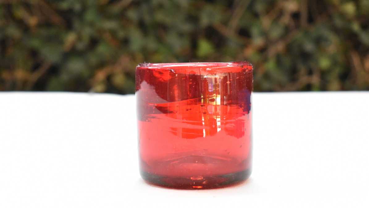 Vaso old fashioned de vidrio soplado color rojo ruby con capacidad de 8 onzas de líquido