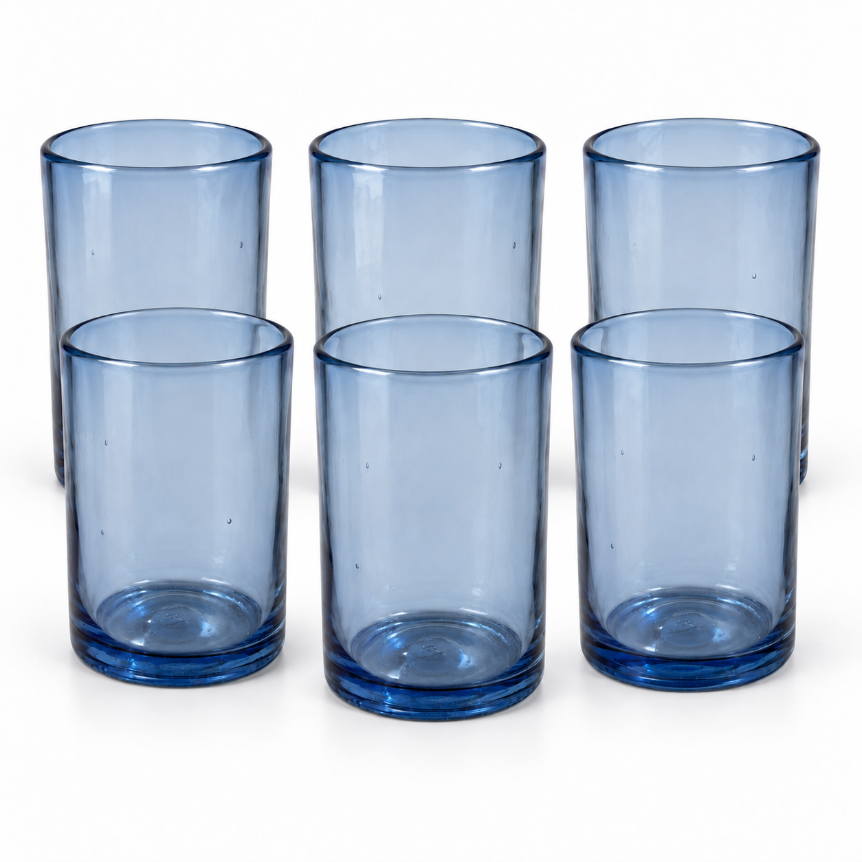 Set de seis vasos altos de vidrio soplado azul humo MAREY de aproximadamente 470 ml sobre fondo blanco.