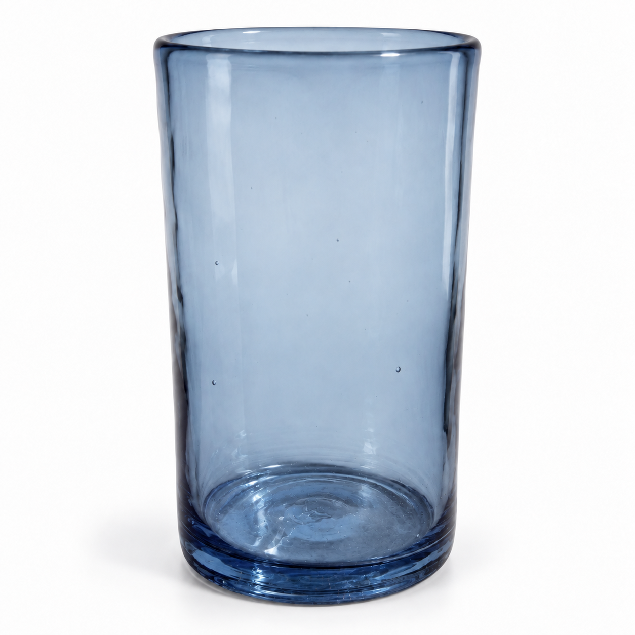 Vaso alto de vidrio soplado azul humo MAREY, de 8 cm de diámetro y 13 cm de altura, sobre fondo blanco.