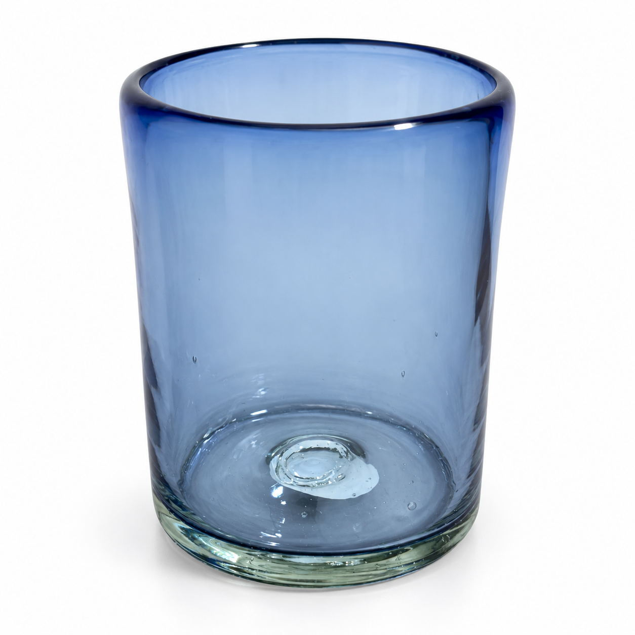 Vaso de vidrio soplado azul humo MAREY, de 8 cm de diámetro y 10 cm de altura, sobre fondo blanco.