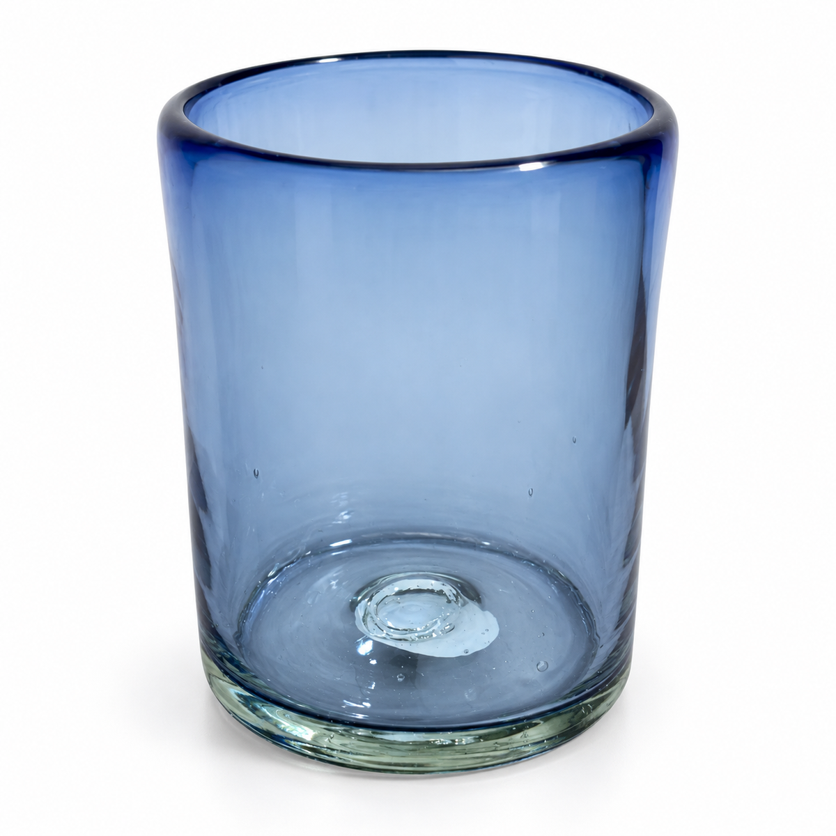 Vaso de vidrio soplado azul humo MAREY, de 8 cm de diámetro y 10 cm de altura, sobre fondo blanco.