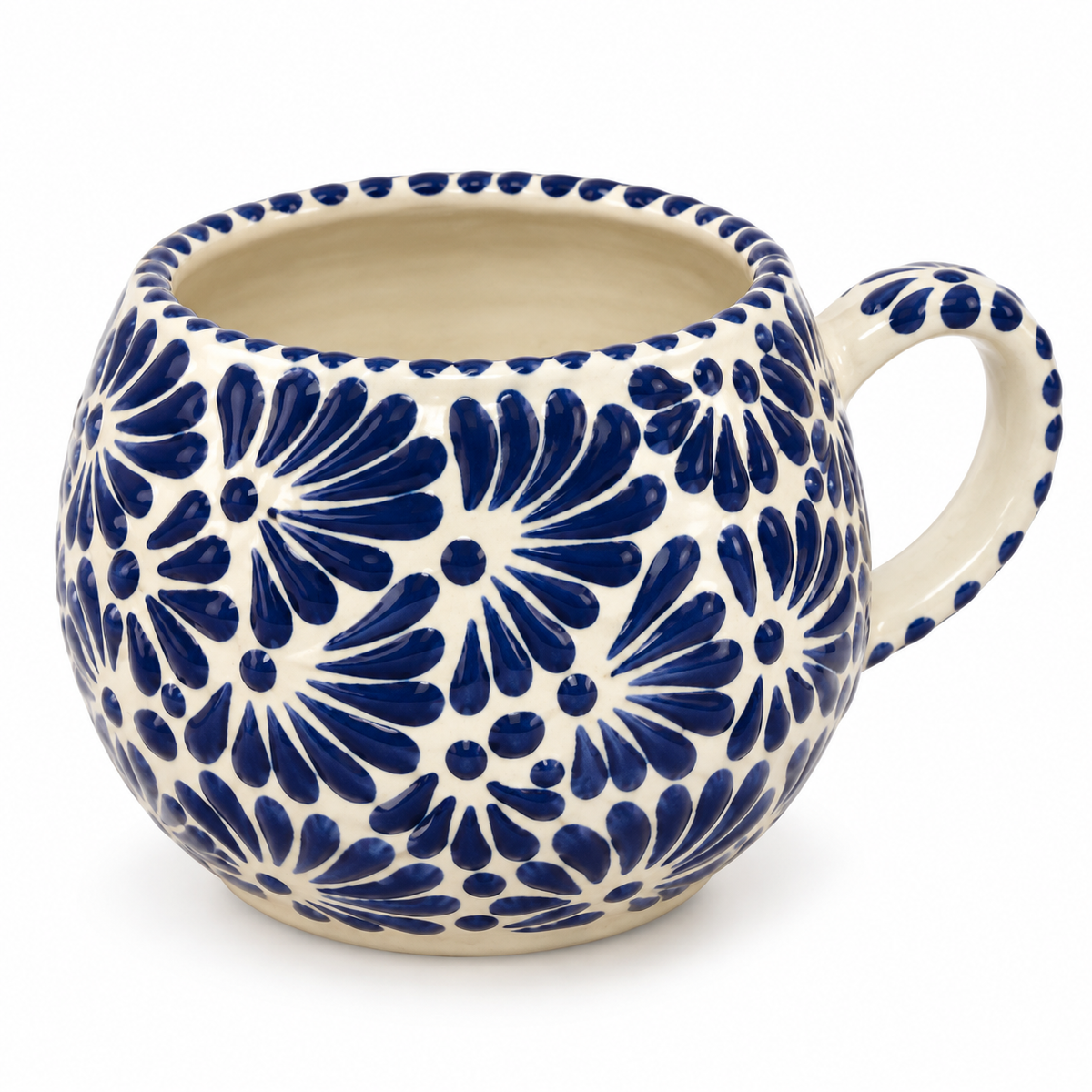 Taza chocolatera artesanal de Talavera azul cobalto sobre esmalte crema, vista individual en fondo blanco